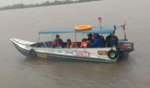 Gerak Cepat, Ambulance Apung Ditpolairud Polda Sumsel Evakuasi Ibu Hamil