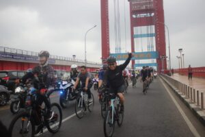 Wakapolri Didampingi Kapolda Sumsel  Bersepeda di Seputaran kota Palembang
