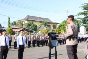 Kapolres Lahat Pimpin Upacara Kenaikan Pangkat Pengabdian 2 Personel Polres Lahat