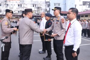 Raih Prestasi, Kapolda Sumsel Berikan Pin Emas Kepada Personel Polda Sumsel, Polres dan Polsek Jajaran