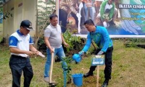 Peduli Lingkungan, Kabag Ops Polres Lahat Tanam Pohon di Taman Ribang Kemambang