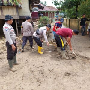 Pasca Banjir Bandang Personel Polres Lahat Kembali Kerja Bhakti di Desa Lubuk Sepang