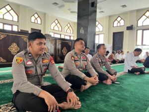 Di Hari Ke-7 Ramadhan Pejabat Utama Polda Sumsel dan  Satker Sholat Dzuhur Bersama
