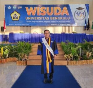 Dr Baslini, M.Pd Raih Predikat Pujian