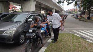 Peduli Sesama, Direktorat Intelkam Polda Sumsel Berbagi Takjil Untuk Warga