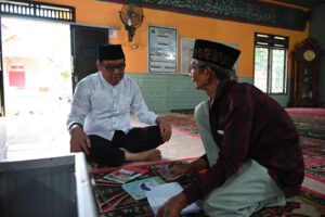 Cik Ujang SH Bayar Zakat Fitrah  di Dusun Laman