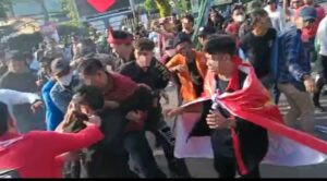 LAGI! Aksi Penolakan Perppu Cipta Kerja di Palembang Sumsel, Sempat Bentrok dan Saling Dorong Dengan Aparat