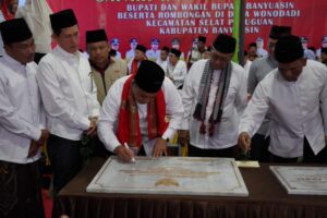 Didampingi Wabup, Bupati Askolani Bukber dan tarawih Bersama di Masjid Nurul Huda Desa Wonodadi