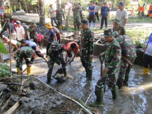 Tak Ragu, Dandim 0405/Lahat Turun Langsung Bersihkan Lumpur di Desa Lubuk Sepang