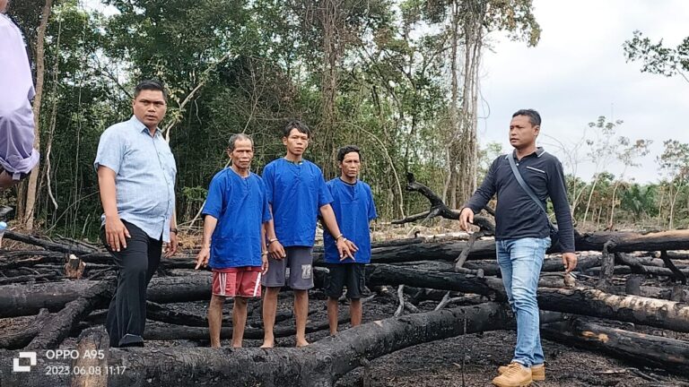 Anggota Polres Mura Didampingi DLH Musi Rawas , Bersama Tersangka Cek titik Hotspot lahan terbakar