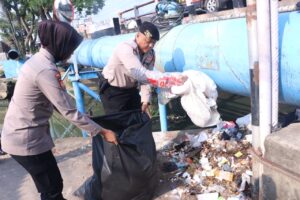 Personil Polda Sumsel Aksi Bersih-bersih Sungai Secara Serentak dilakukan di Bantaran sungai Sekanak Jalan Demang lebar Daun Palembang