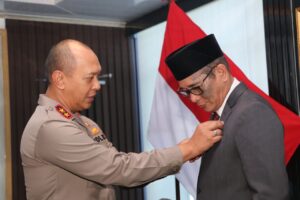 Kapolda Sumsel Irjen Pol A.Rachmad Wibowo SIK Menyerahkan Pin Emas dan Penghargaan Kapolri kepada Bupati PALI