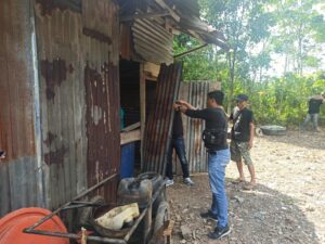 Anggota Opsnal Unit II Satreskrim Polres Banyuasin melakukan pembongkaran Gudang Penyimpanan BBM Ilegal