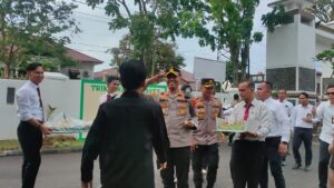 Kapolres Lahat Beserta Rombongan Beri Kejutan Ke Kajari Lahat