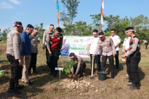 Penanaman Pohon, Polres Lahat Ajak Lestarikan Negeri