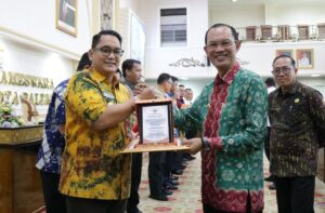 Camat Sako Amiruddin Sandy, S.STP.,M.Si., Menerima Penghargaan Terbaik Satu Dalam Penilaian Pengelolaan Pengawasan Kearsipan Internal Kategori Kecamatan Tingkat Kota Palembang Tahun 2023