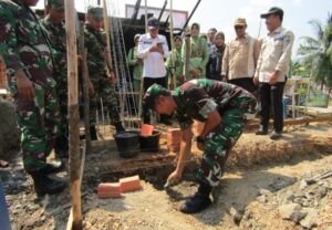 Peletakan Batu Pertama RTLH, Ini Harapan Dandim 0405/Lahat