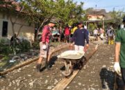 Warga Perumahan Bukit Arcomba Residence Gotong Royong Membangun jalan Cor Beton