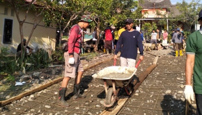 Warga Perumahan Bukit Arcomba Residence Gotong Royong Membangun jalan Cor Beton