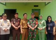 Tangis Haru Pak Ponijan Warnai Prosesi Peresmian Perehaban RTLH Oleh Kodim 0405/Lahat