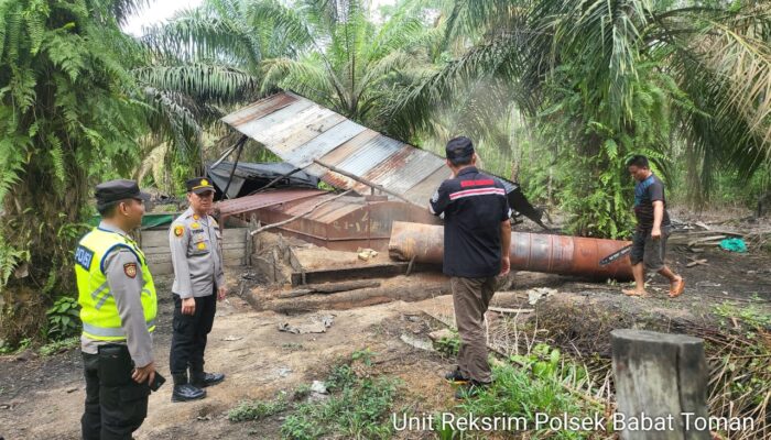 Tim Gabungan Polri, TNI, Sat Pol PP dan Masyarakat melaksanakan Pembongkaran Lokasi Penyulingan Minyak