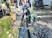 Cegah Banjir, Babinsa Koramil 405-02/Merapi Bersama Warga Gotong Royong Bersihkan Parit