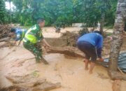 Pasca Banjir, Babinsa Koramil 405-08/Jarai Berjibaku Bersihkan Sampah di Pemukiman Warga