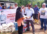 Gandeng Komunitas 4X4, Kapolda Sumsel Irjen A. Rachmad Wibowo Sambangi Masyarakat Korban Banjir dan Berikan Bantuan