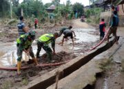 Pasca Banjir, Dandim 0405/Lahat Kerahkan Personel Bantu Warga Bersihkan Material Sampah