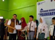 Serahkan Beasiswa Priamanaya Smart, PJ Bupati Lahat : Gaungkan Di Perusahaan Lain Untuk SDM Yang Lebih Baik Lagi