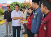 Kombes Pol Iskandar F.Sutisna,  SIK, MSi menyerahkan paketan sembako kepada perwakilan Mahasiswa, BEM dan Ormas Cipayung Plus