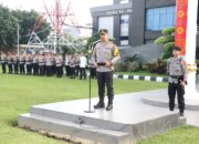 Kapolda Sumsel, Irjen Pol A Rachmad Wibowo SIK memberikan penghargaan dan PIN emas kepada Personel dan Masyarakat