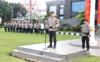 Kapolda Sumsel, Irjen Pol A Rachmad Wibowo SIK memberikan penghargaan dan PIN emas kepada Personel dan Masyarakat