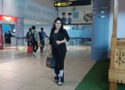 Awak Media Menghampiri Fitriana SH/Pingky Di Bandara SMB Palembang