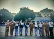 Pimpin Apel Rutin Setiap Senin, Dr. Baslini, M.Pd Serahkan Hadiah Kepada Siswa Berprestasi