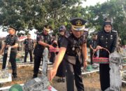 Peringatan Hari Pengayoman Ke- 79, Bapas Lahat Upacara Tabur Bunga Di Makam Pahlawan