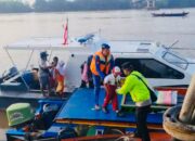 Jembatan Runtuh, Kapal Satpolairud Polres Muba Sigap Membantu Seberangkan Warga dan Anak Sekolah