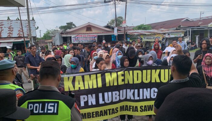 Ratusan Massa Kepung Pengadilan Negeri Lubuk Linggau, Tuntut Tegaknya Keadilan dalam Kasus Pemalsuan Dokumen Tanah PT SKB