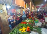 Blusukan ke Pasar Tradisional, Kak Wari dan Cawabup Lahat Widia Ningsih Diserbu Ratusan Warga