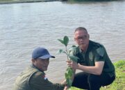 Sayangi Lahat, Kak Wari Ajak Jaga Kelestarian Lingkungan Tebar Bibit Ikan dan Tanam Pohon