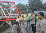 Tinjau lokasi Jembatan Roboh di Desa Muara awai Kapolres Lahat Imbau Ini