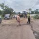 Polsek Merapi dan Perusahaan Tambang Kompak Perbaikan Jalan Rusak Jalur Lahat – Muara Enim