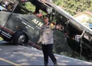 Kapolres Lahat Turun Lagsung dan Atur Lalu Lintas saat Evakuasi Bus Laka Lantas