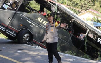 Kapolres Lahat Turun Lagsung dan Atur Lalu Lintas saat Evakuasi Bus Laka Lantas
