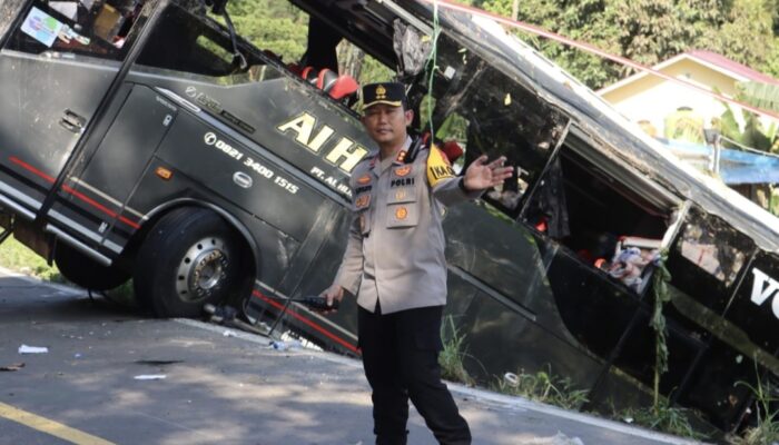 Kapolres Lahat Turun Lagsung dan Atur Lalu Lintas saat Evakuasi Bus Laka Lantas