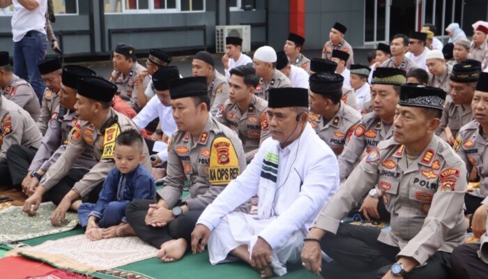 Kapolres Lahat Sholat Idul Fitri 1447 H dan Halal Bihalal Bersama Personel