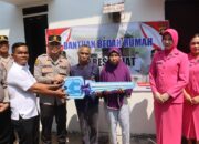 Wujud Nyata Kepedulian Polri, Kapolres Lahat Serahkan Bantuan Bedah Rumah Kepada Dua Warga