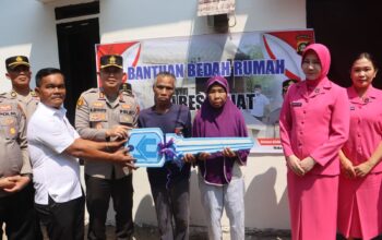 Wujud Nyata Kepedulian Polri, Kapolres Lahat Serahkan Bantuan Bedah Rumah Kepada Dua Warga