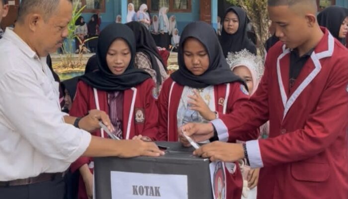 Apresiasi Pemilihan OSIS yang Tertib, Kepsek SMAN 1 Kikim Timur Beri Pesan untuk Ketua Terpilih